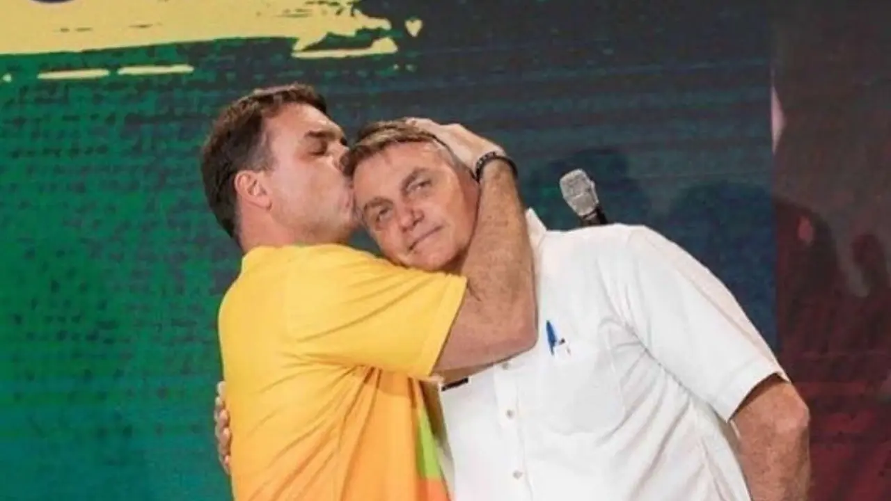 Flavio Bolsonaro, senador y Jair Bolsonaro, expresidente de Brasil. / @FlavioBolsonaro
