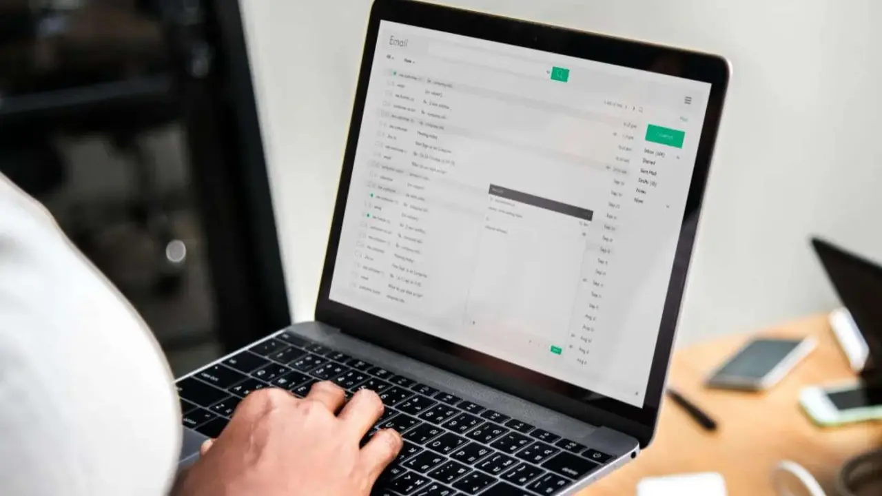 Una persona revisa su email. / RR. SS.