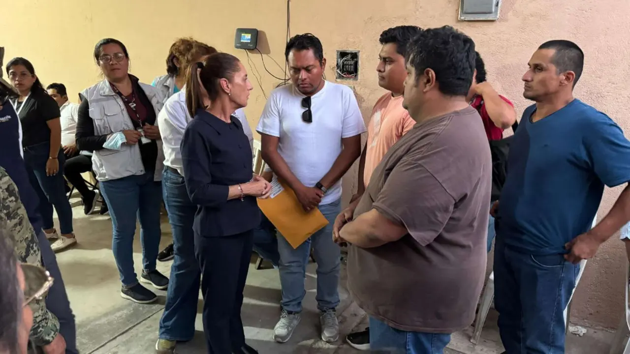 Claudia Sheinbaum, presidenta de M&eacute;xico con familiares de v&iacute;ctimas del Tren Interoce&aacute;nico. / @Claudiashein