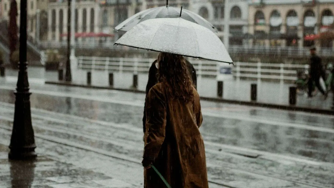 Mujer bajo la lluvia. / Pexels.
