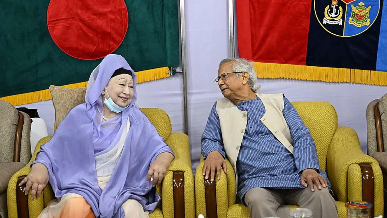 Khaleda Zia, exprimera ministra de Bangladesh y Muhammad Yunus, jefe de Gobierno interino. / Bangladesh Press Information Department