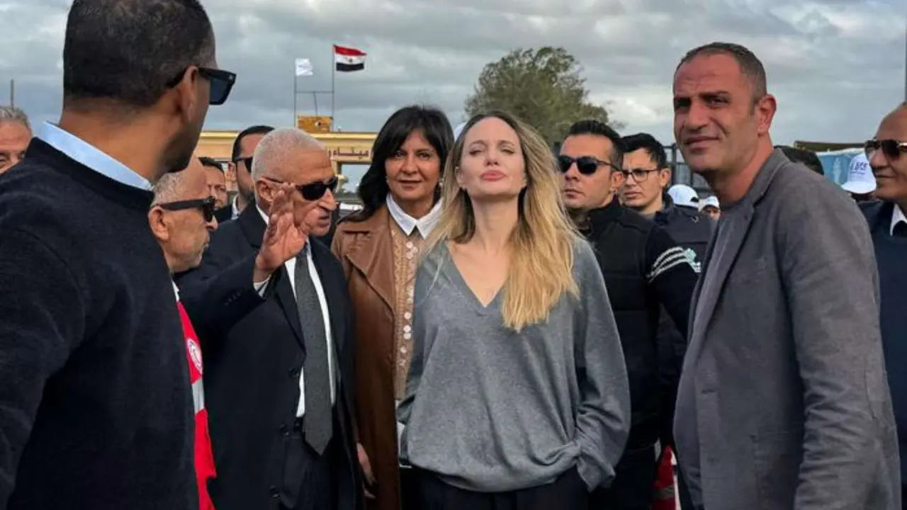 Angelina Jolie visita por sorpresa el lado egipcio del paso de Rafah, este viernes 2 de enero de 2026. / RR. SS.