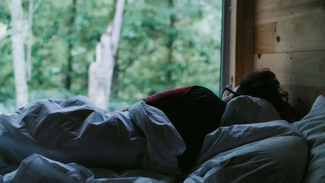 Un hombre durmiendo. / RR. SS.