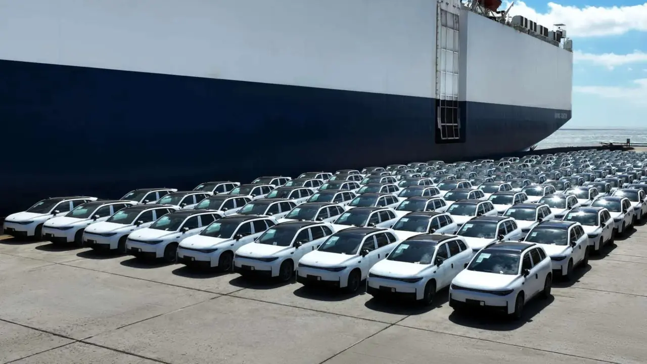 Coches listos para la exportaci&oacute;n. / RR. SS.