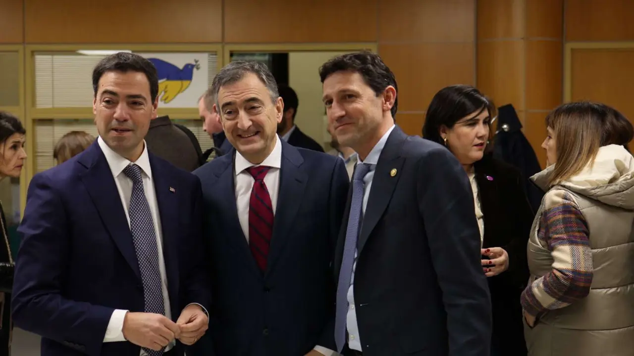 Imanol Pradales, lehendakari de Euskadi; Aitor Esteban, l&iacute;der del PNV y No&euml;l d'Anjou Olaizola, consejero de Hacienda, / @AITOR_ESTEBAN