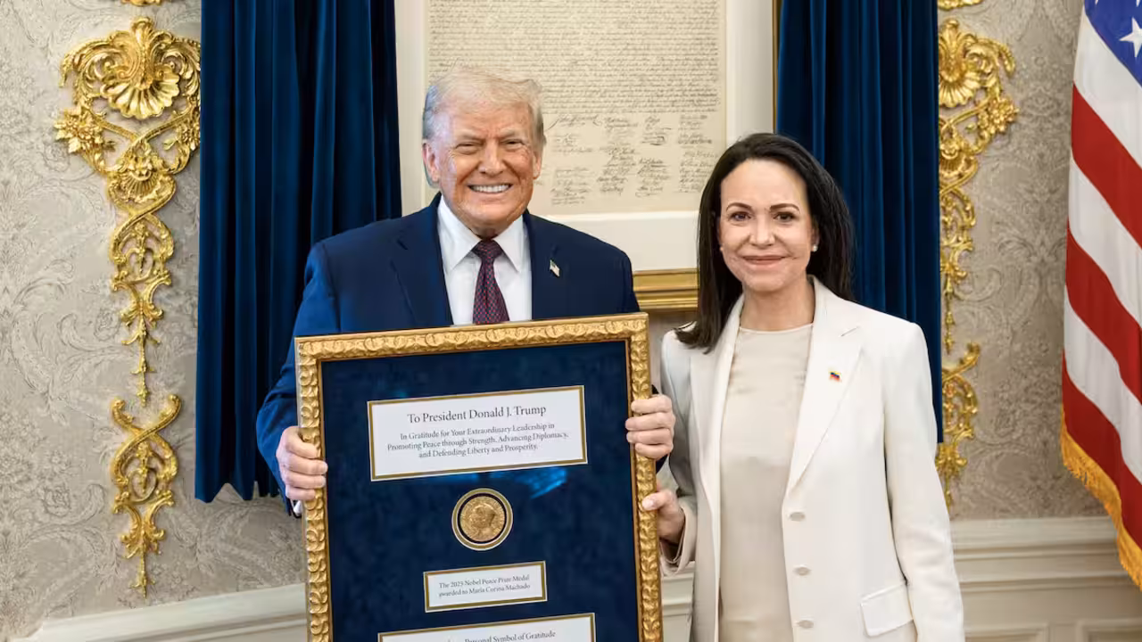 Mar&iacute;a Corina Machado regal&oacute; su medalla del Nobel de la Paz a Trump. / Mundiario