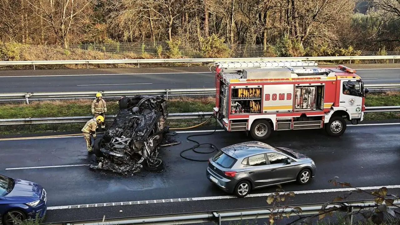 Un veh&iacute;culo de propulsi&oacute;n el&eacute;ctrica acab&oacute; calcinado tras un impacto en la AP-9. / G24