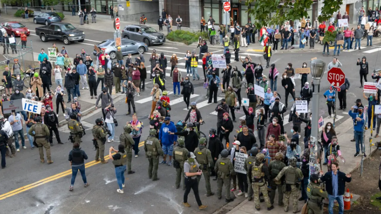 Manifestantes protestan contra redadas del ICE. / usicegov