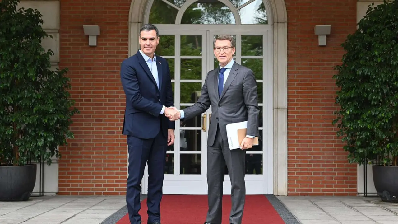 Pedro S&aacute;nchez, presidente del Gobierno y Alberto N&uacute;&ntilde;ez Feij&oacute;o, l&iacute;der del PP. / La Moncloa