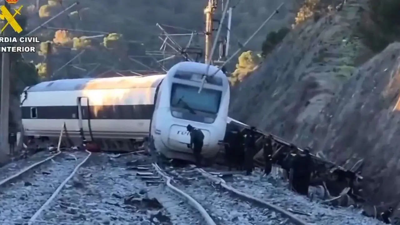 Accidente ferroviario ocurrido el domingo en Adamuz (C&oacute;rdoba). / Guardia Civil.