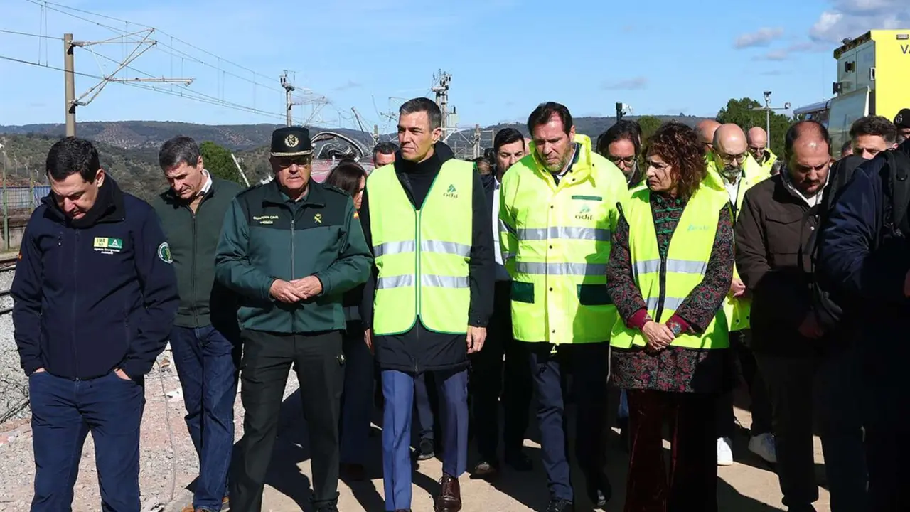 Pedro S&aacute;nchez, &Oacute;scar Puente y la vicepresidenta primera, Mar&iacute;a Jes&uacute;s Montero visitan Adamuz. / La Moncloa
