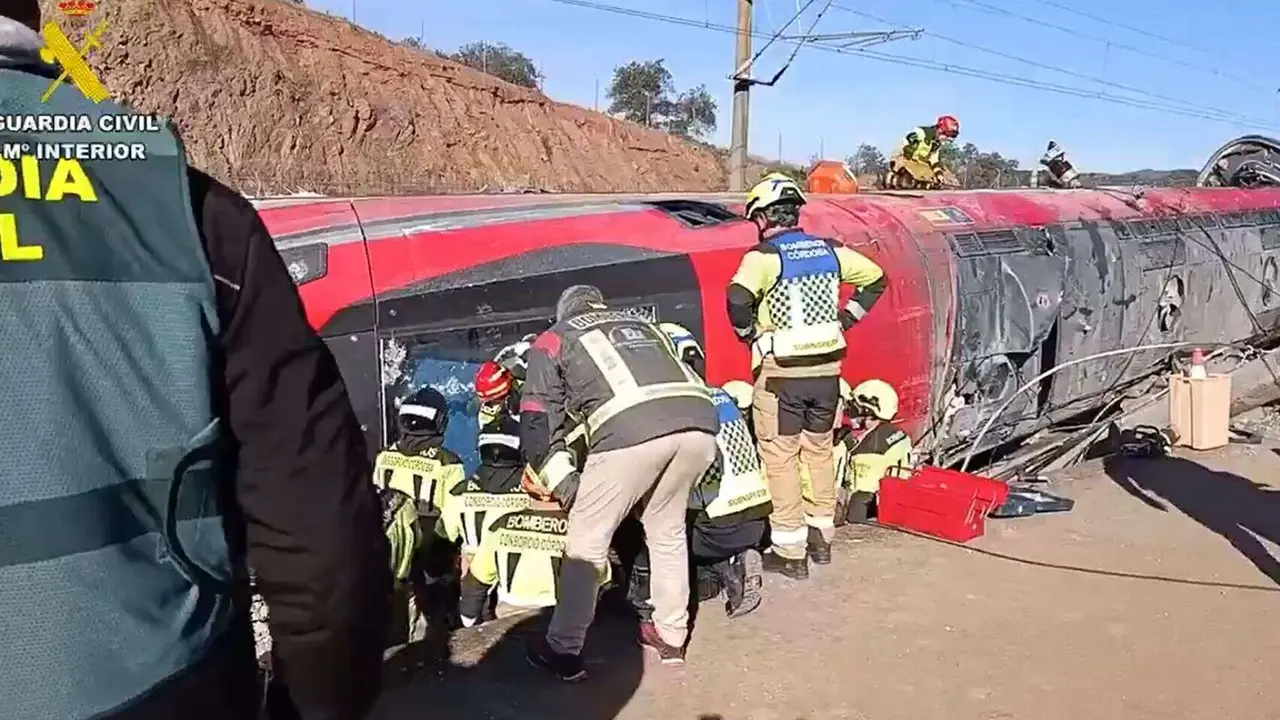 Servicios de emergencia trabajan tras el choque de los trenes en Adamuz. / Guardia Civil.