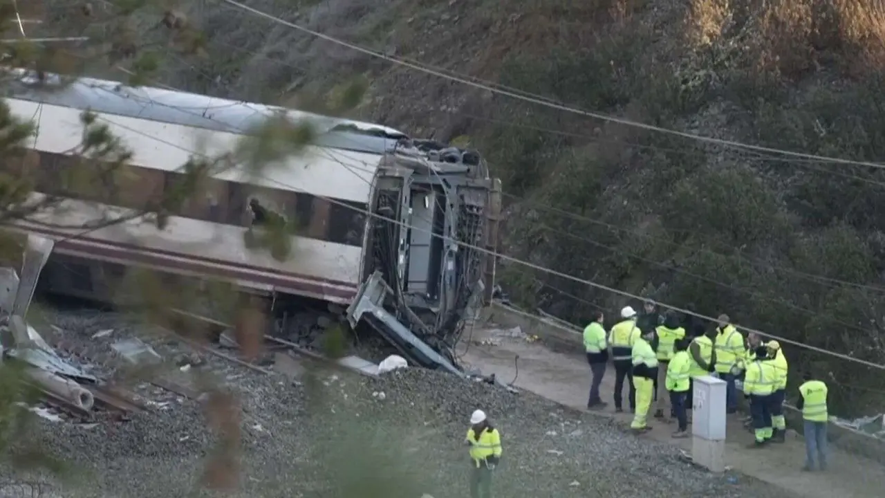 Equipos trabajan en el lugar del accidente entre trenes en Adamuz. / RR SS.