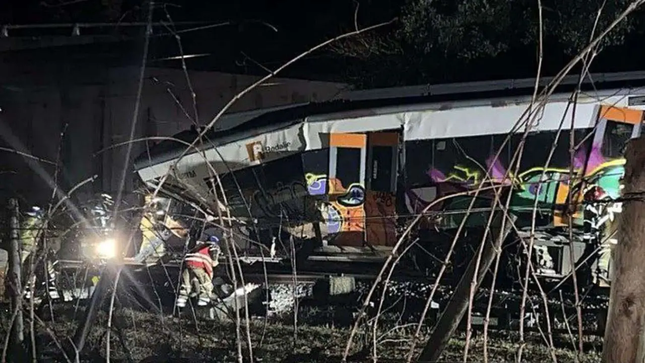 Tren de Rodalies descarrilado en Gelida, Barcelona. / RR. SS.