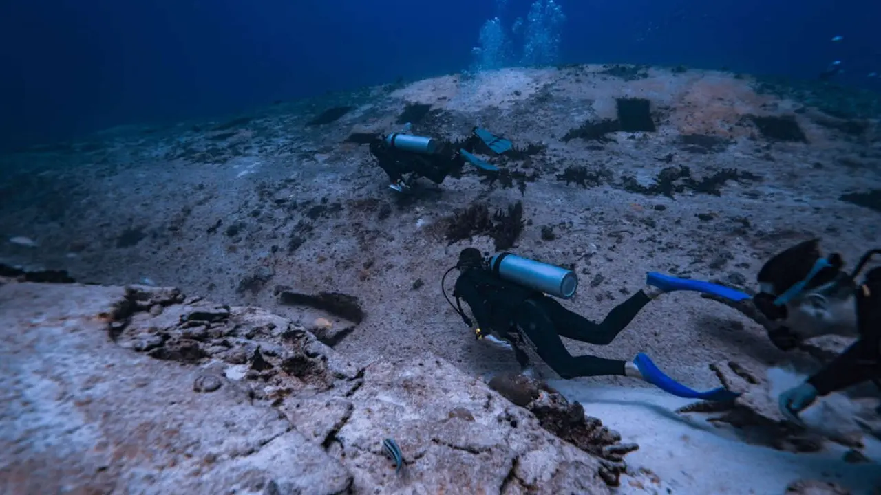 Buzos exploran el fondo marino. / Pexels