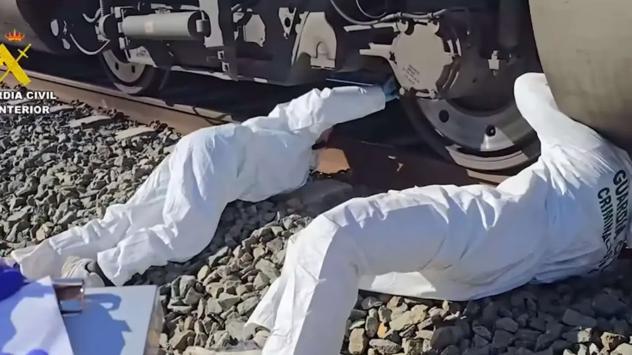 La Guardia Civil examina las ruedas del tren Iryo descarrilado en Adamuz. / Guardia Civil