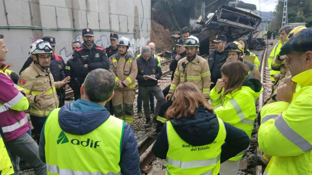 Bombers de la Generalitat y los Mossos d&rsquo;Esquadra junto a representantes de Adif en el accidente en Gelida. / Bombers de la Generalitat