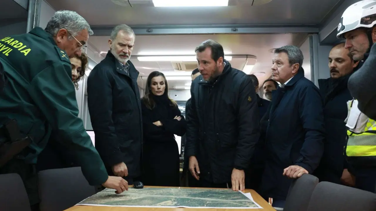 Felipe VI, Letizia y &Oacute;scar Puente, ministro de Transportes. / @Oscar_Puente_