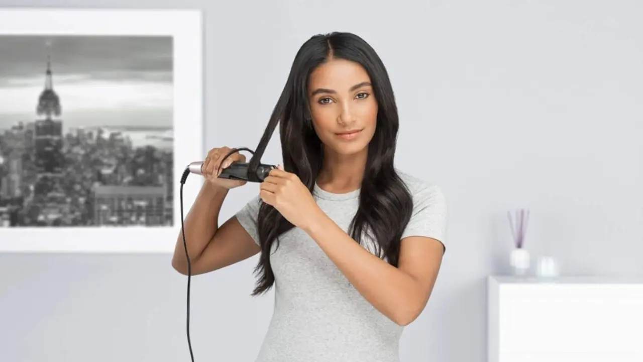 Mujer con rizadora de pelo, Amazon.com.