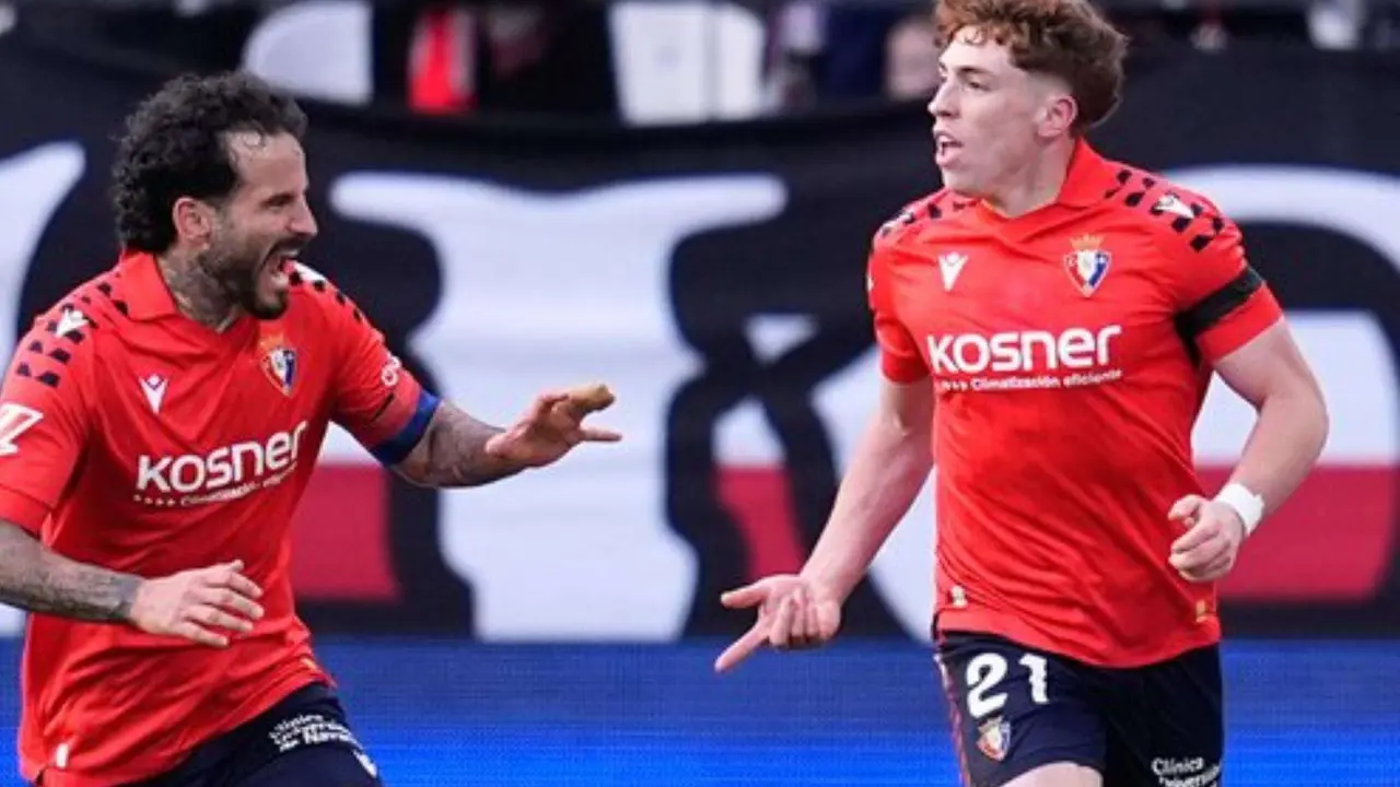 Victor Mu&ntilde;oz, en plena celebraci&oacute;n de un gol con un compa&ntilde;ero del Osasuna. /  @osasuna