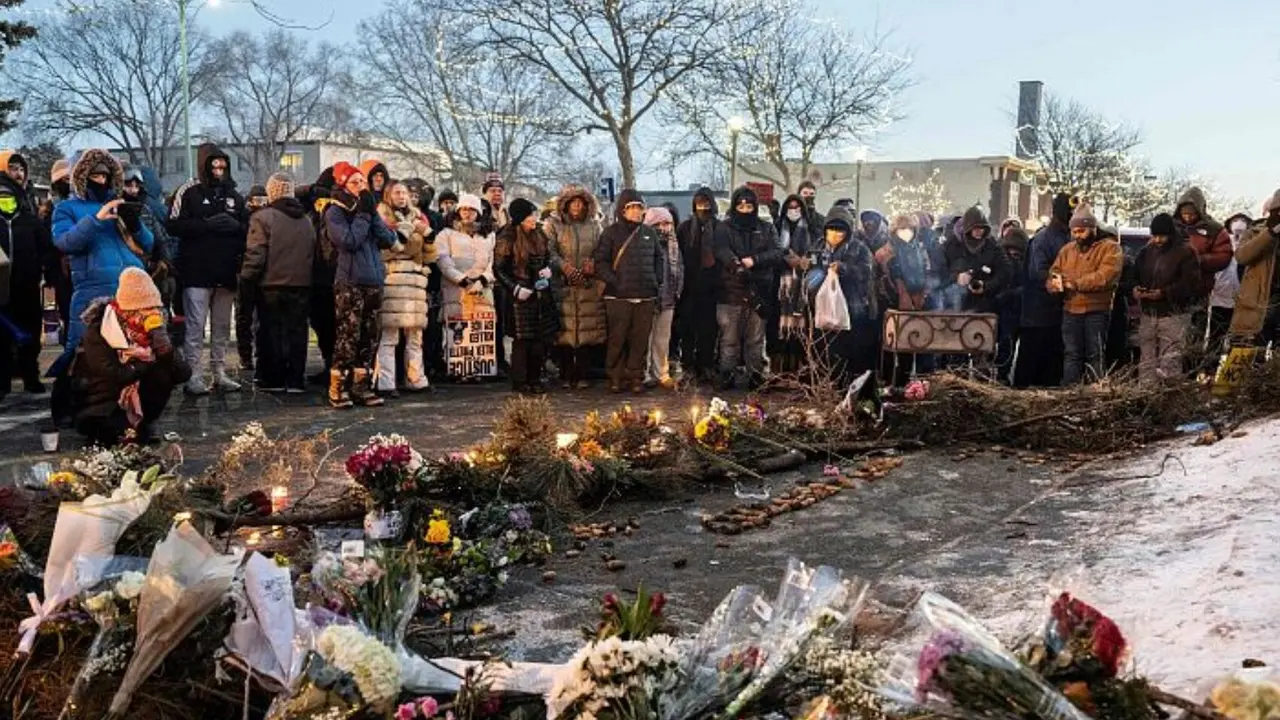 Altar improvisado en la zona donde Alex Pretti fue abatido a tiros en Minneapolis. / Rtve