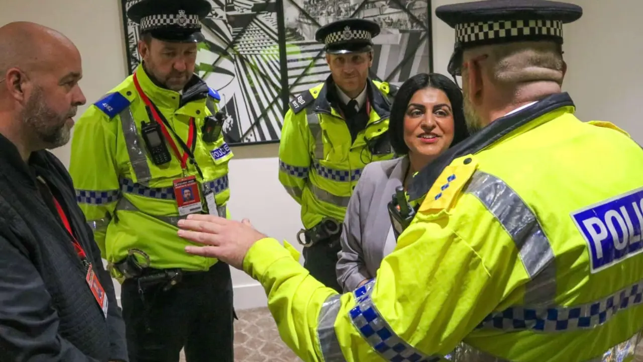 Shabana Mahmood, ministra del Interior del Reino Unido junto a la polic&iacute;a. / @ShabanaMahmood