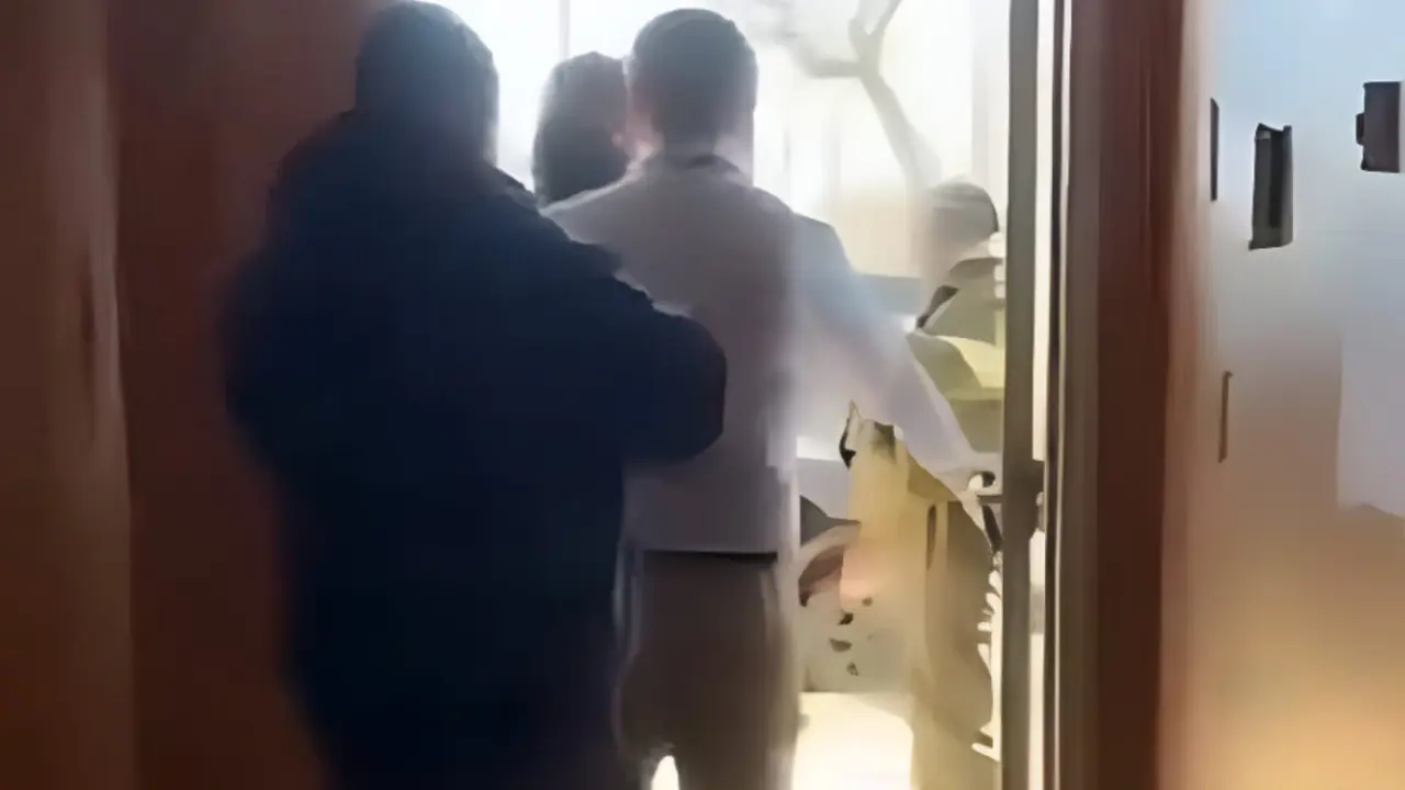 Captura de v&iacute;deo de los agentes de ICE intentando ingresar en el consulado de Ecuador en Minneapolis. / RR SS