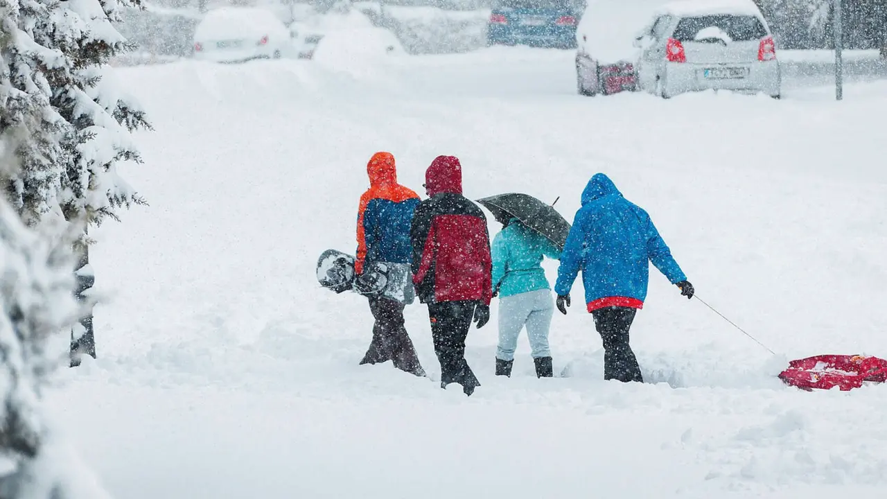 Unas personas bajo la nieve. / Pixabay.