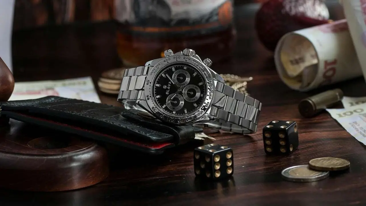 Reloj, dado y dinero. / Valeriia Harbuz en Pexels