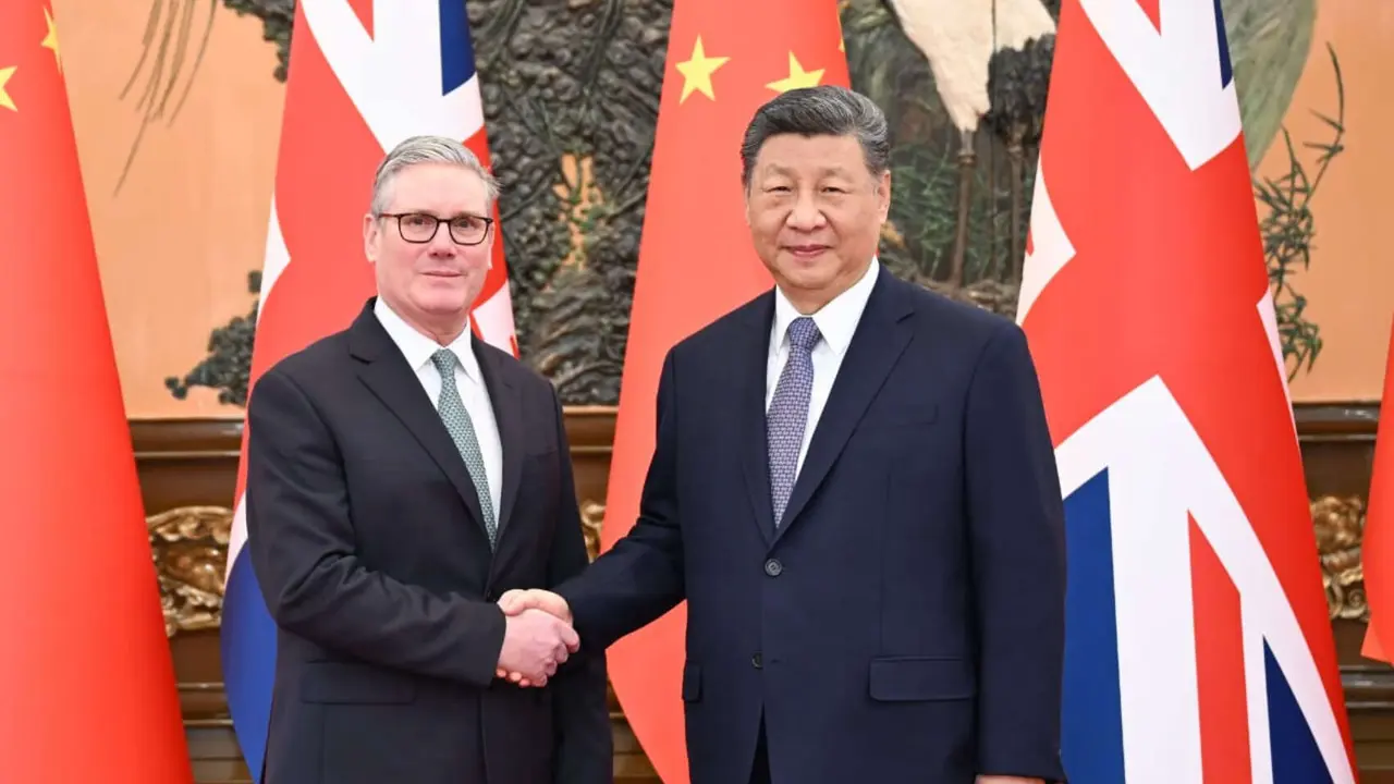 Keir Starmer, primer ministro del Reino Unido y Xi Jinping, presidente de China. / Ministerio de Relaciones Exteriores de China