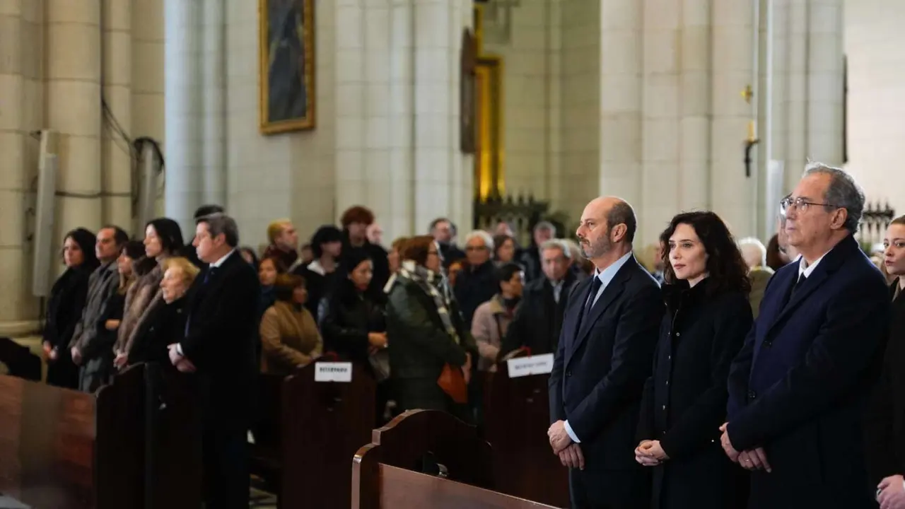 Pedro Roll&aacute;n, presidente del Senado e Isabel D&iacute;az Ayuso, presidenta de la Comunidad de Madrid en la misa funeral celebrada en la catedral de La Almudena. / @IdiazAyuso