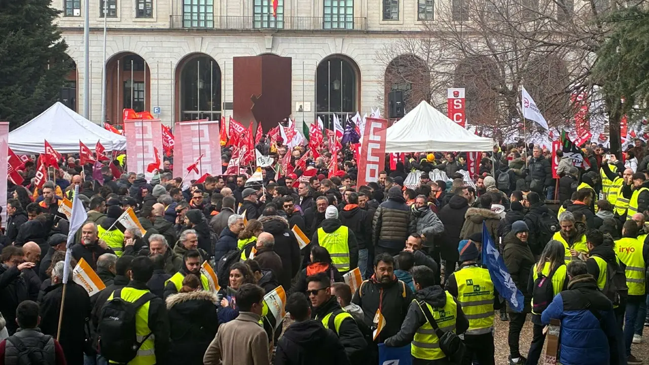 Trabajadores ferroviarios se concentran frente al Ministerio de Transportes. / @pctemadrid en X