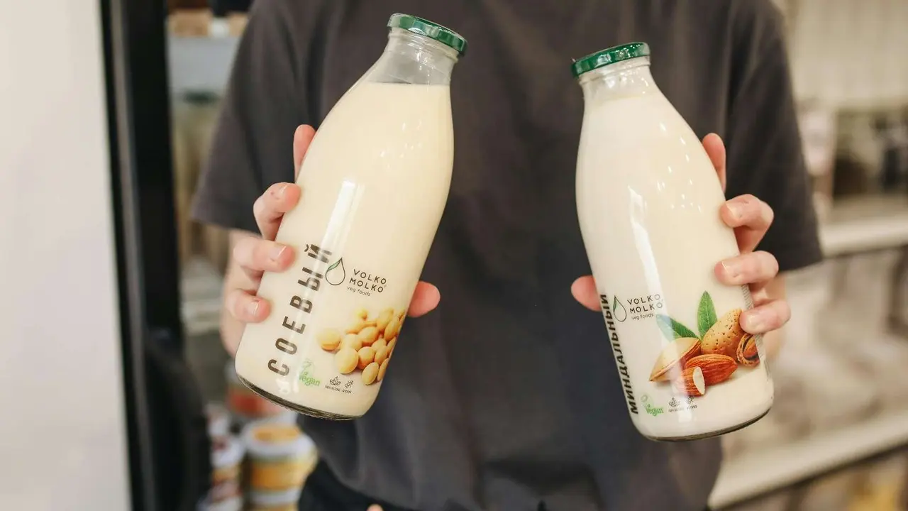 Persona sosteniendo botellas con leche. / Polina Tankilevitch en Pexels