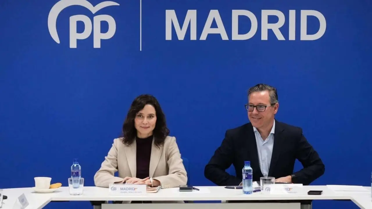El diputado y secretario general del PP en Madrid, Alfonso Serrano, y la presidenta de la Comunidad de Madrid, Isabel D&iacute;az Ayuso. / @aserrano.
