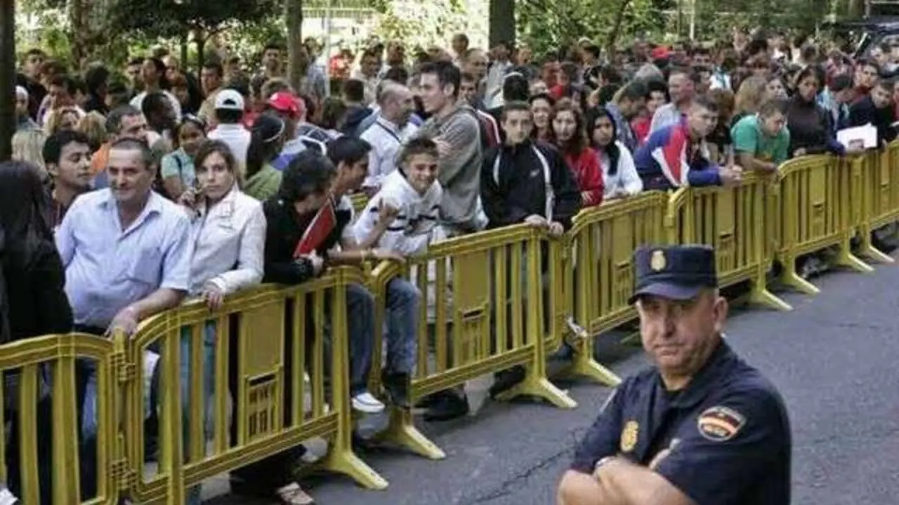 Avalancha de extranjeros ante sus consulados para regulizarse en Espa&ntilde;a. / RR SS.
