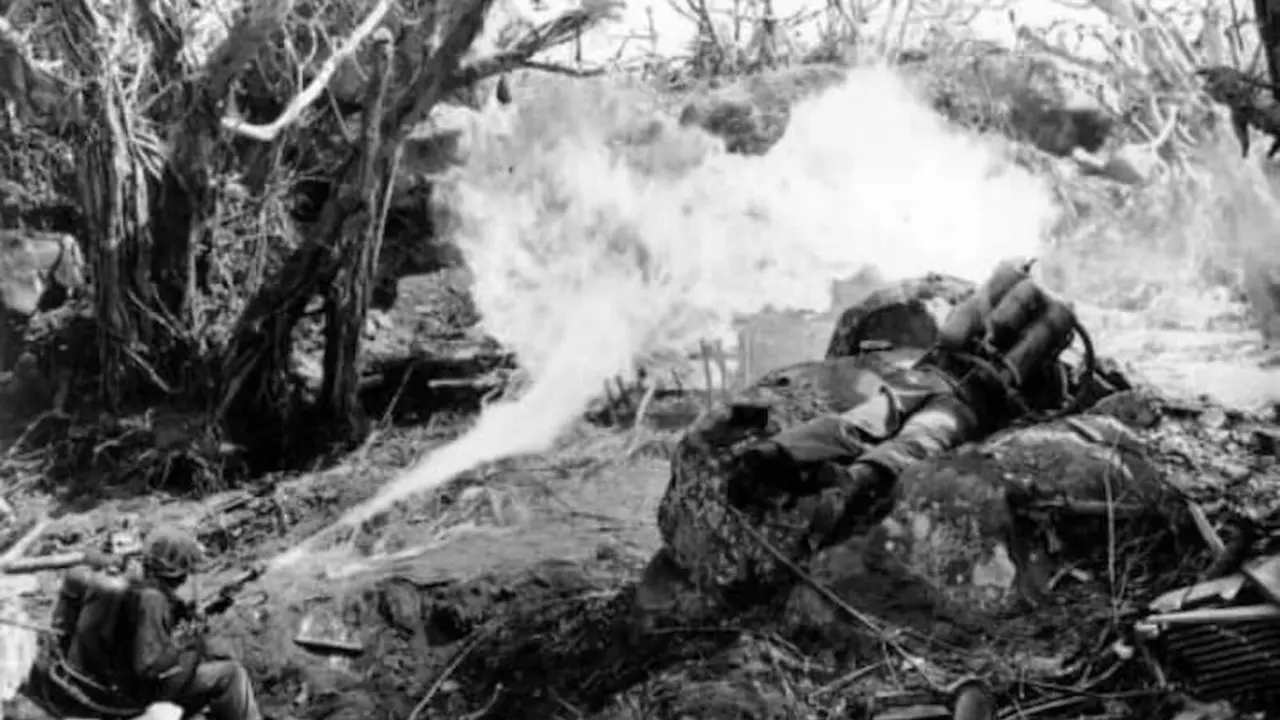 La batalla de Iwo Jima fue despiadada y sangrienta. En ella combatieron cerca de 70.000 tropas estadounidenses contra 21.000 soldados japoneses atrincherados en un complejo sistema de cuevas y t&uacute;neles subterr&aacute;neo. / RR SS.