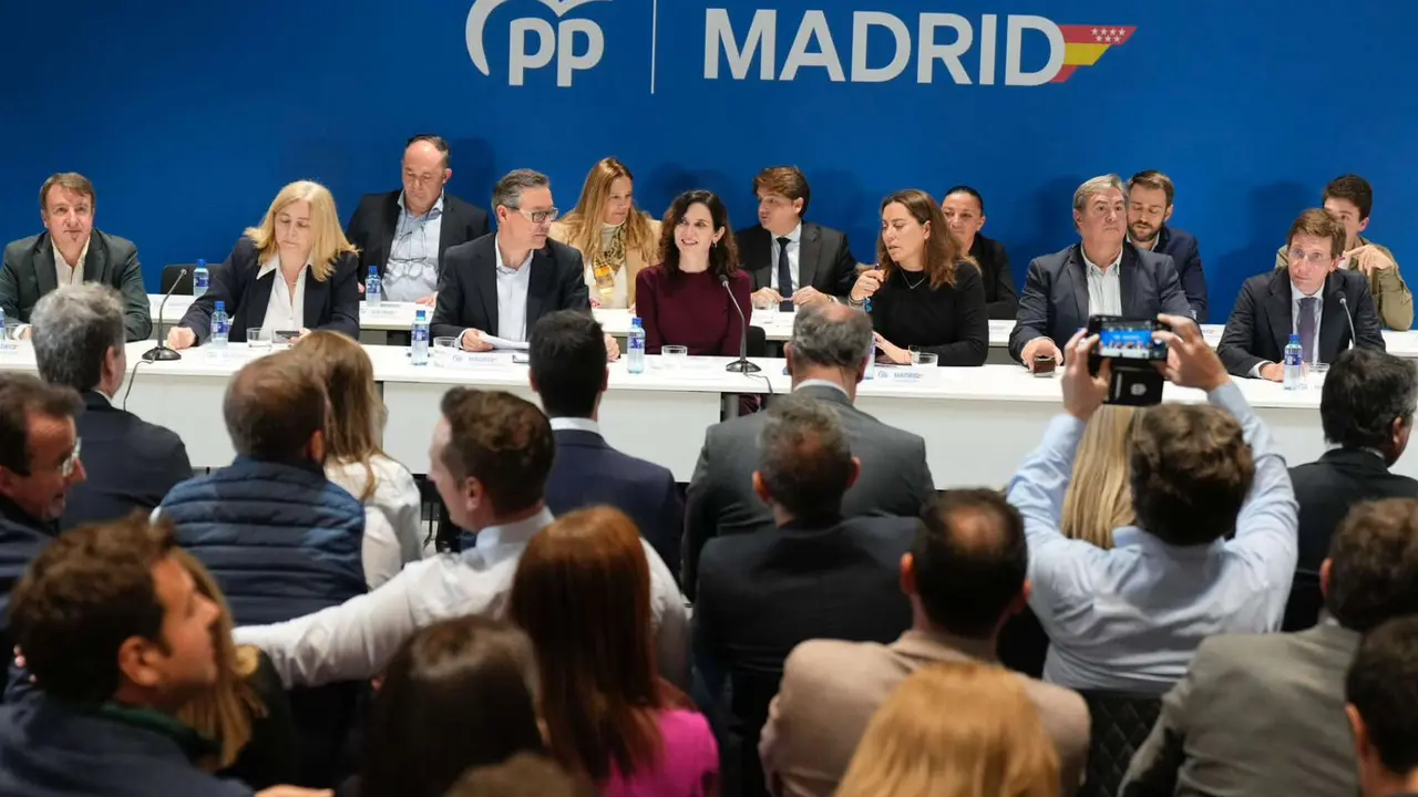 Alfonso Serrano, secretario general; Isabel D&iacute;az Ayuso y Ana Mill&aacute;n, secretaria de Organizaci&oacute;n. / PP de Madrid