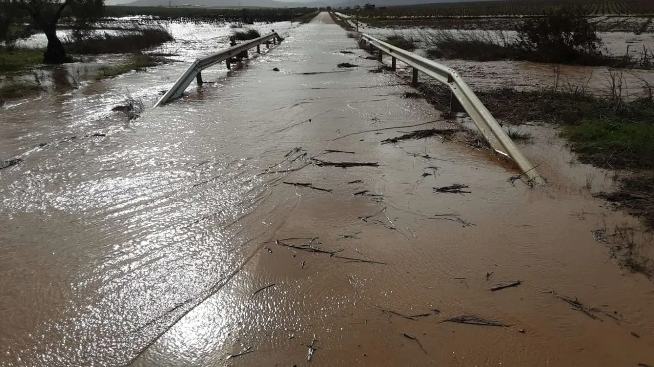Cortes de tr&aacute;fico debido a la borrasca. / @DipdeBadajoz.