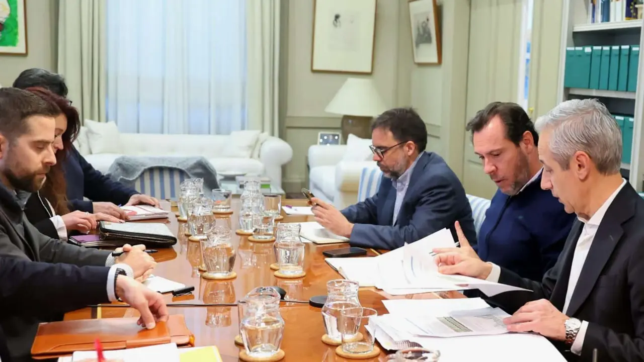 El ministro de Transportes &Oacute;scar Puente en una reuni&oacute;n con los sindicatos ferroviarios. / @oscar_puente_