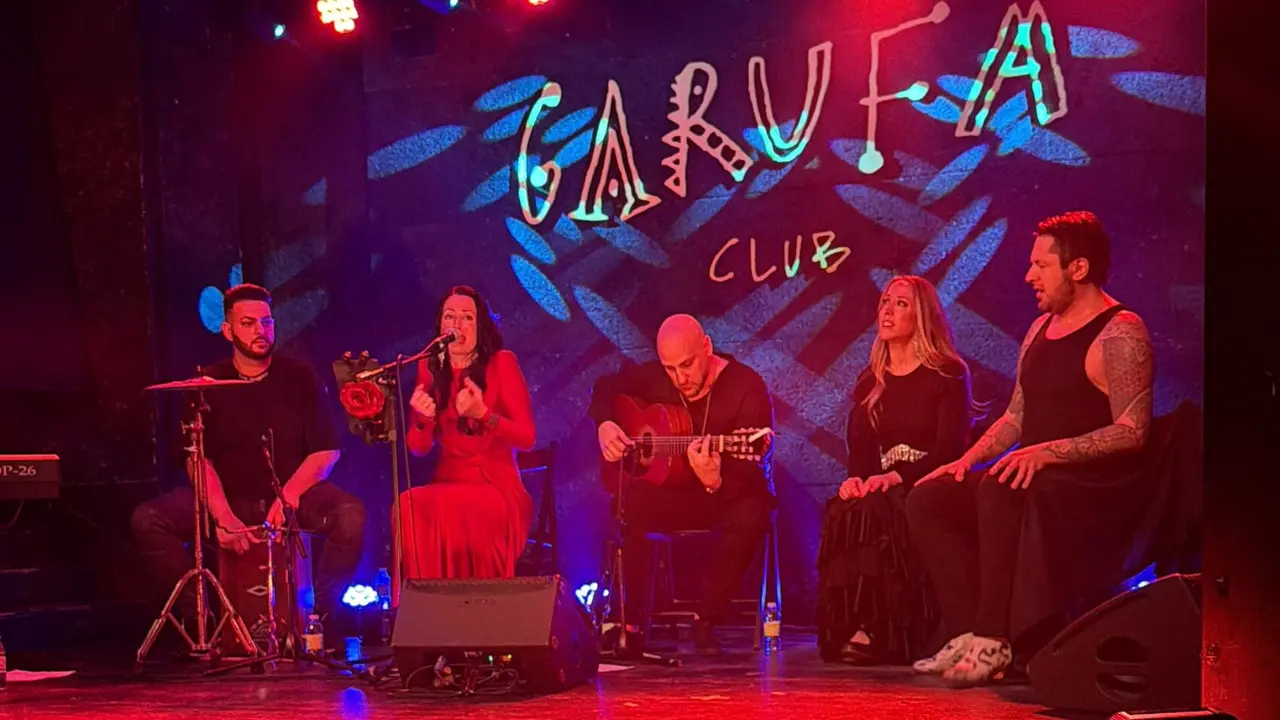 Rafael Amargo con Sandra Calder&oacute;n y Tania Su&aacute;rez en Garufa. / M.M.