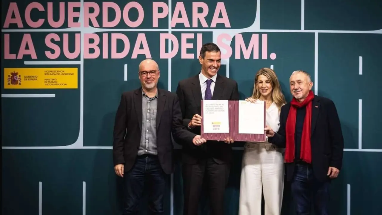 Pedro S&aacute;nchez, Yolanda D&iacute;az, Unai Sordo y Pepe &Aacute;lvarez durante la firma del acuerdo para subir el salario m&iacute;nimo  interprofesional (SMI). / @Diaz_yolanda.