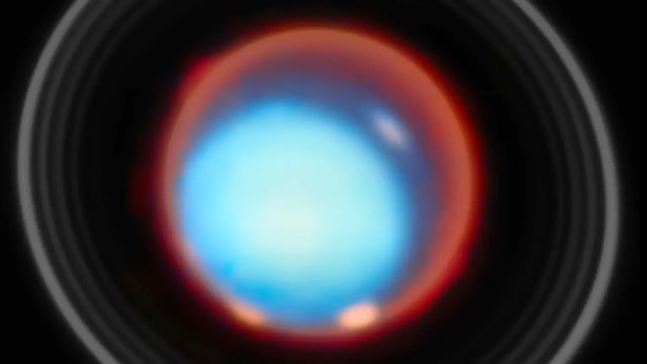 Dos bandas aurorales brillantes cerca de los polos magn&eacute;ticos de Urano. /  ESA - Webb - NASA
