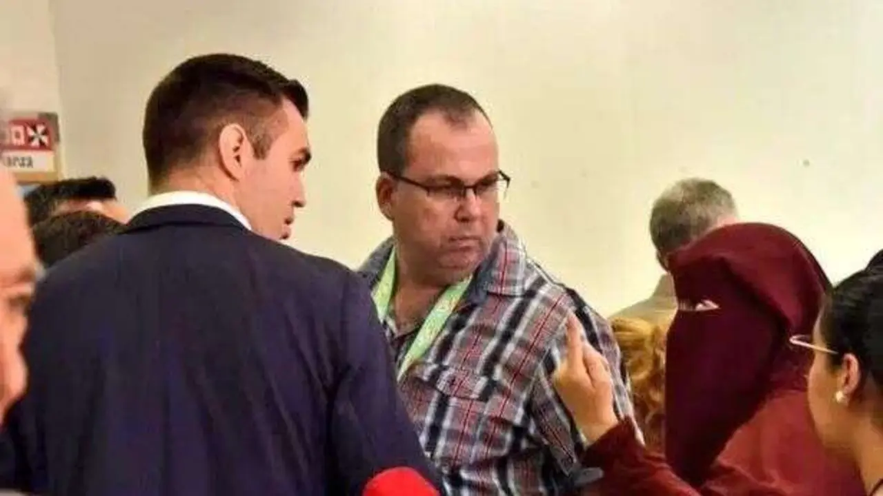Una musulmana embozada hace un gesto a S&aacute;nche. / RR SS.