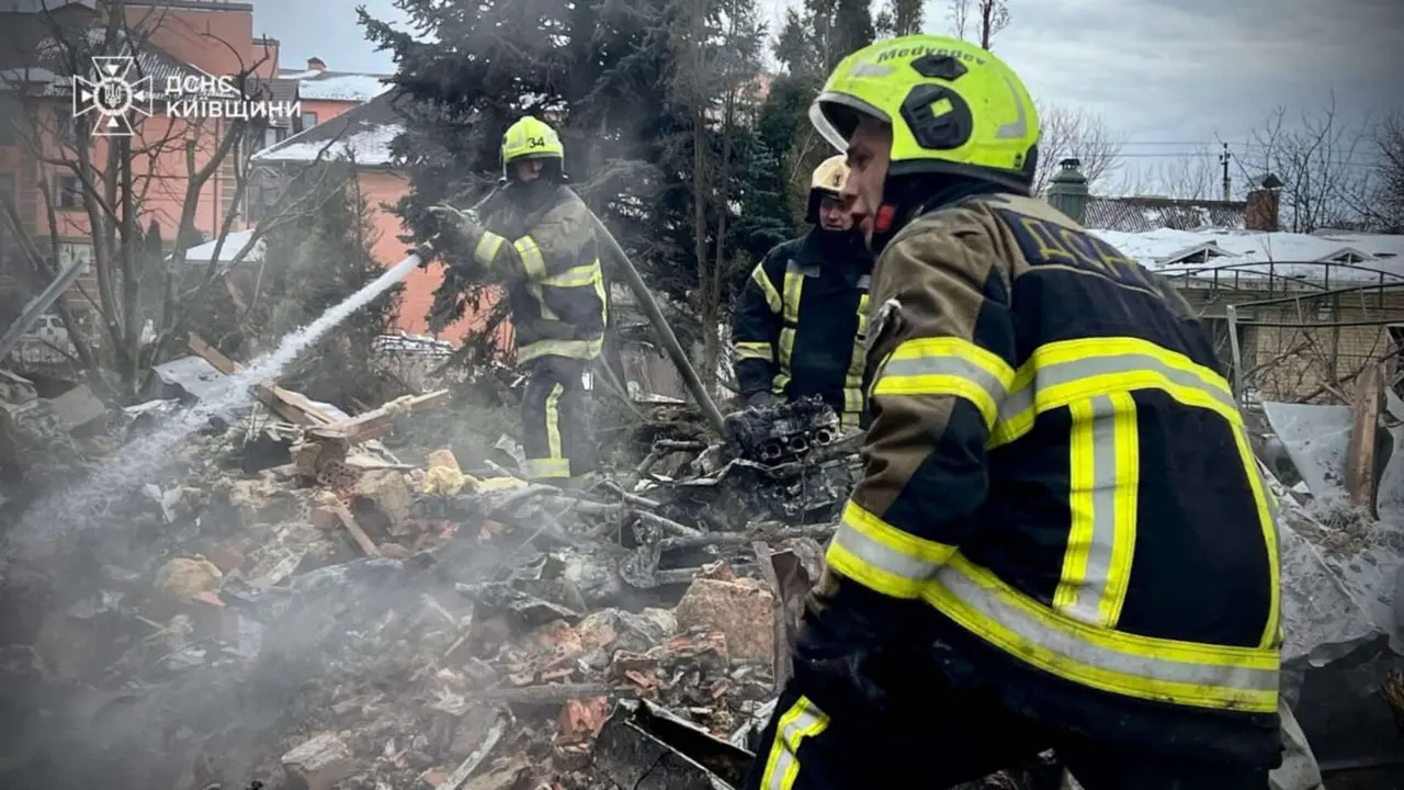 Servicios de rescate de Ucrania extinguen un incendio en Kiev tras un bombardeo ruso. / Servicio de Estado de Emergencia de Ucrania