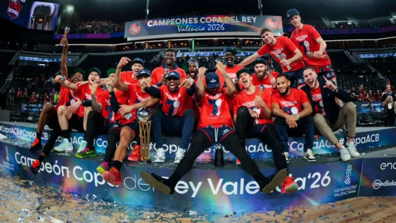 El Baskonia en plena celebraci&oacute;n del t&iacute;tulo de Copa del Rey 2026. /  @Baskonia