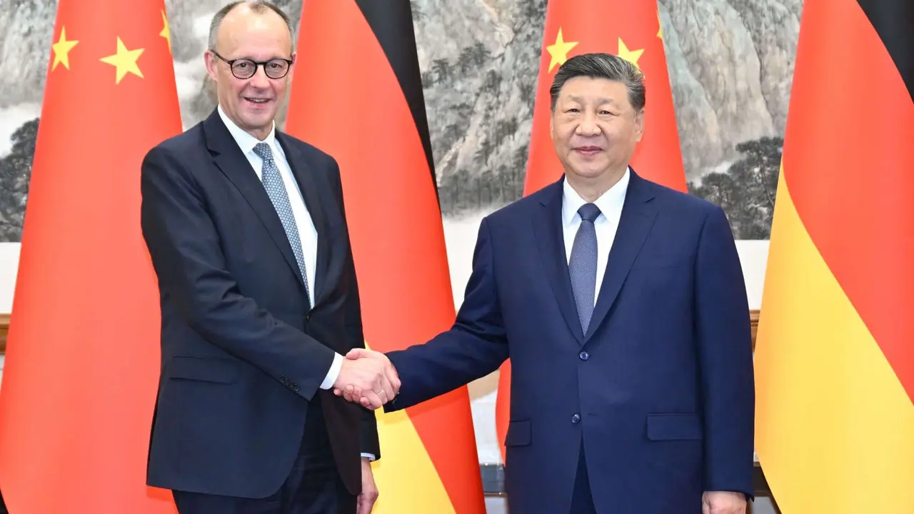 Friedrich Merz, canciller de Alemania y Xi Jinping, presidente de China. / Ministerio de Relaciones Exteriores de China
