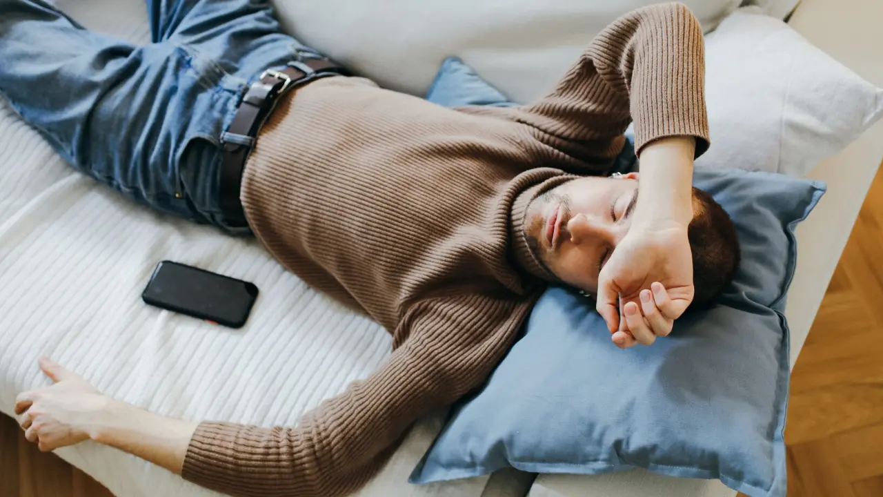Un hombre tomando la siesta. / Freepik.