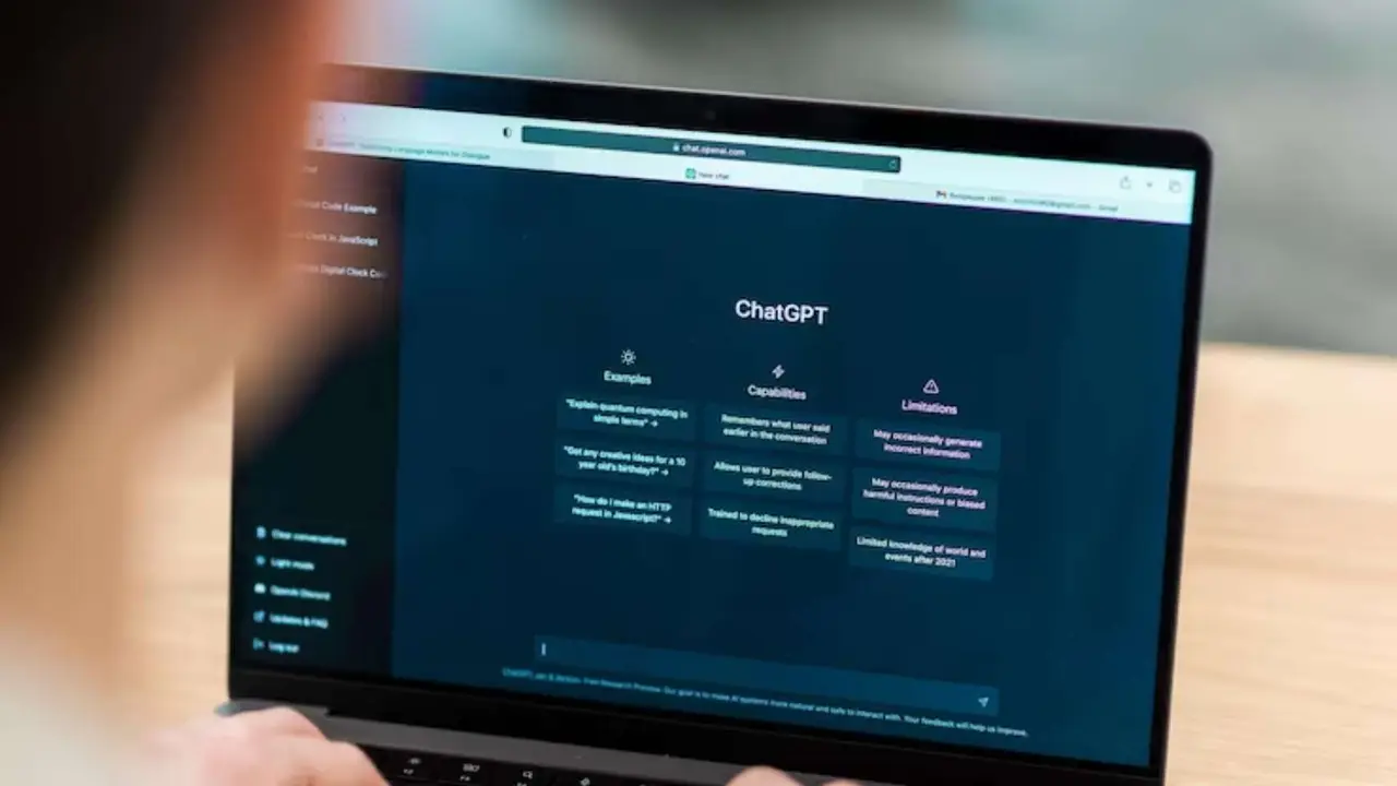 Una computadora con ChatGPT. /Freepik.