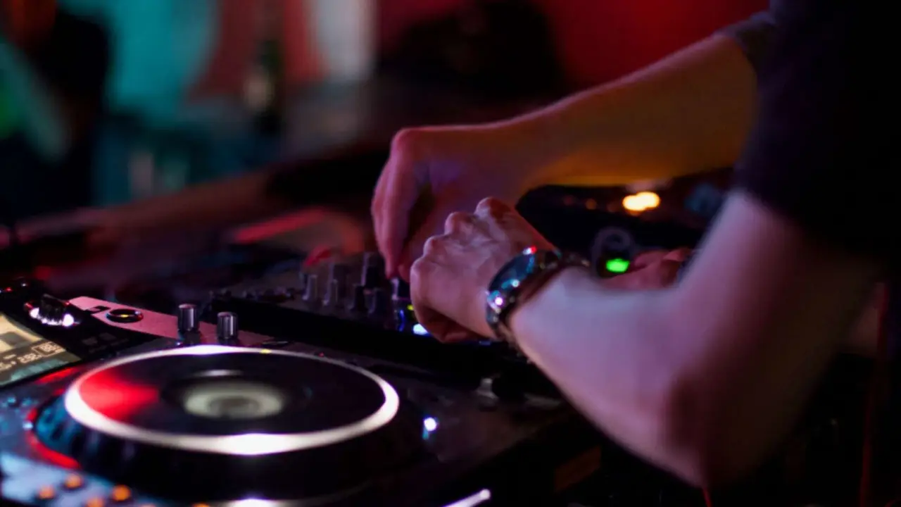 Un dj de m&uacute;sica electr&oacute;nica. Pixabay.