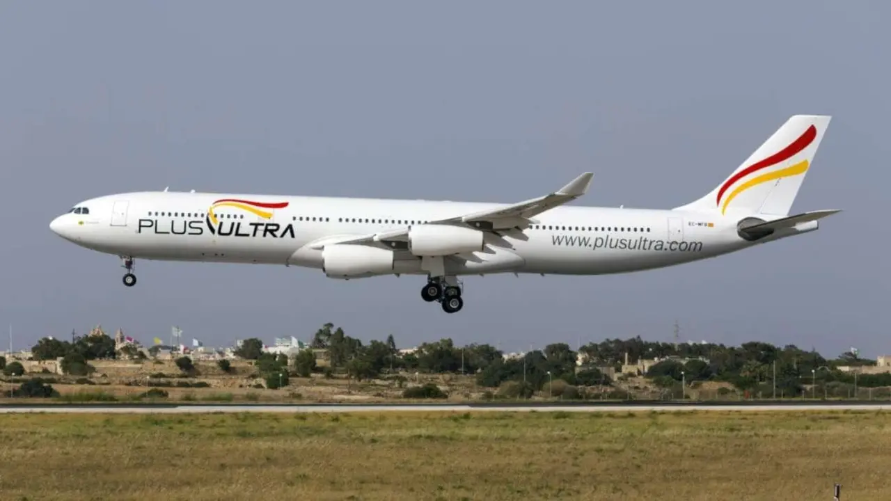 Un avi&oacute;n de Plus Ultra. / RR. SS.